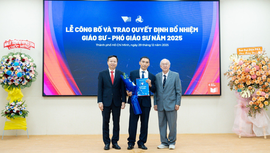 Lãnh đạo nhà trường trao quyết định bổ nhiệm cho GS.TS. Phan Thành An (giữa).