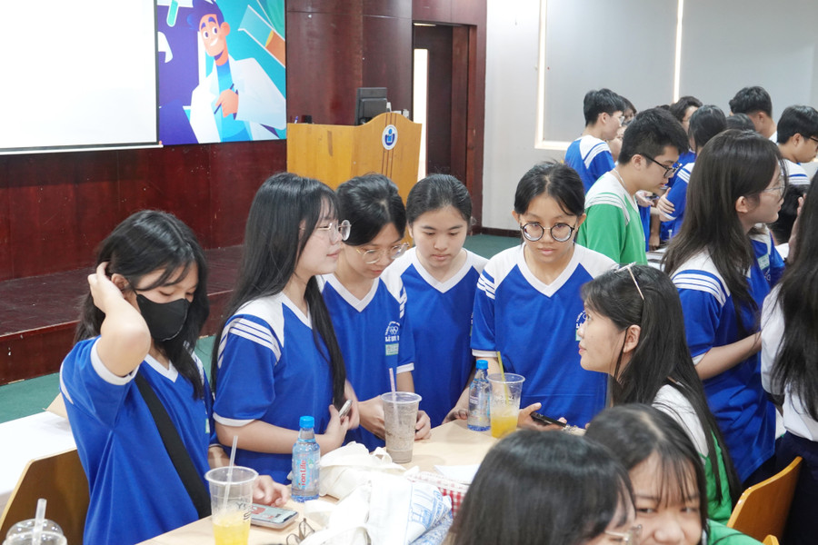 Học sinh chia nhóm, phân vai, trao đổi về các chủ đề. dsc03937.jpg