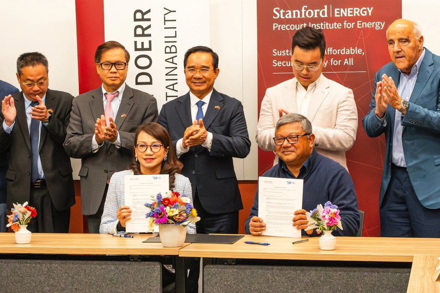 Đại học Quốc gia TPHCM và Trường Phát triển bền vững Doerr ký kết hợp tác, ngày 16/10. Ảnh: VNUHCM