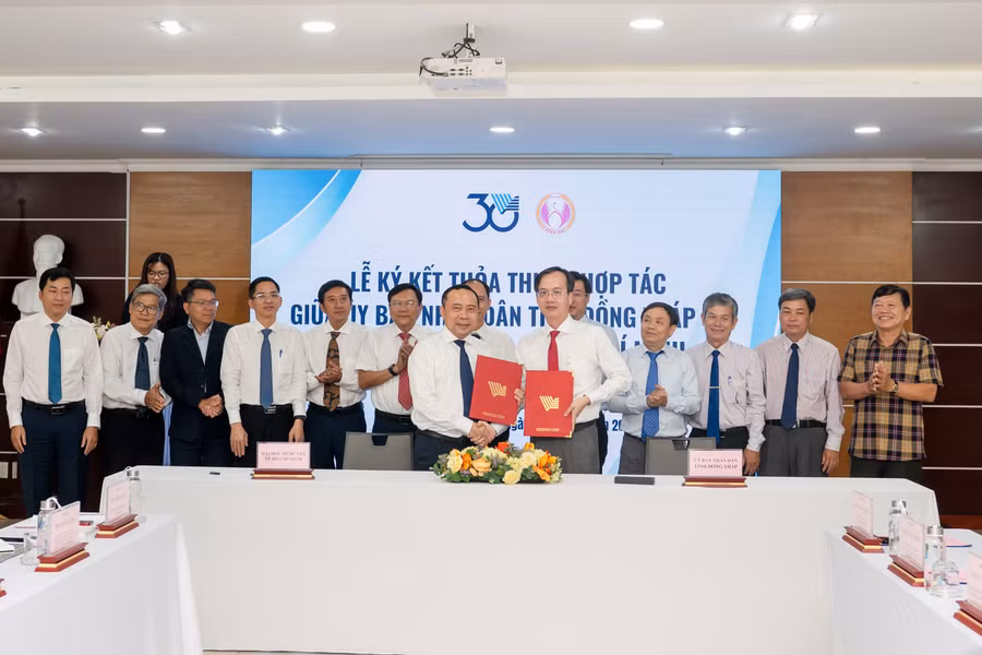 Đại học Quốc gia TPHCM và UBND tỉnh Đồng Tháp ký kết thỏa thuận hợp tác giai đoạn 2025–2030. Ảnh: VNUHCM