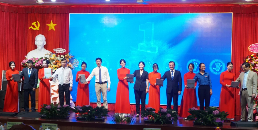 Các đại biểu thực hiện nghi thức khai mạc Liên hoan Tuổi trẻ Sáng tạo TPHCM lần thứ 16 và Tuần lễ Khoa học và Công nghệ lần thứ hai năm 2025. Ảnh: Lê Mạnh