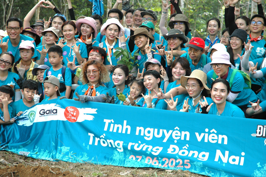 Nụ cười rạng rỡ của các tình nguyện viên sau khi trồng hơn 400 cây quý như bằng lăng nước, cẩm lai Bà Rịa, giáng hương. Ảnh: Thùy Linh. trong-rung.jpg