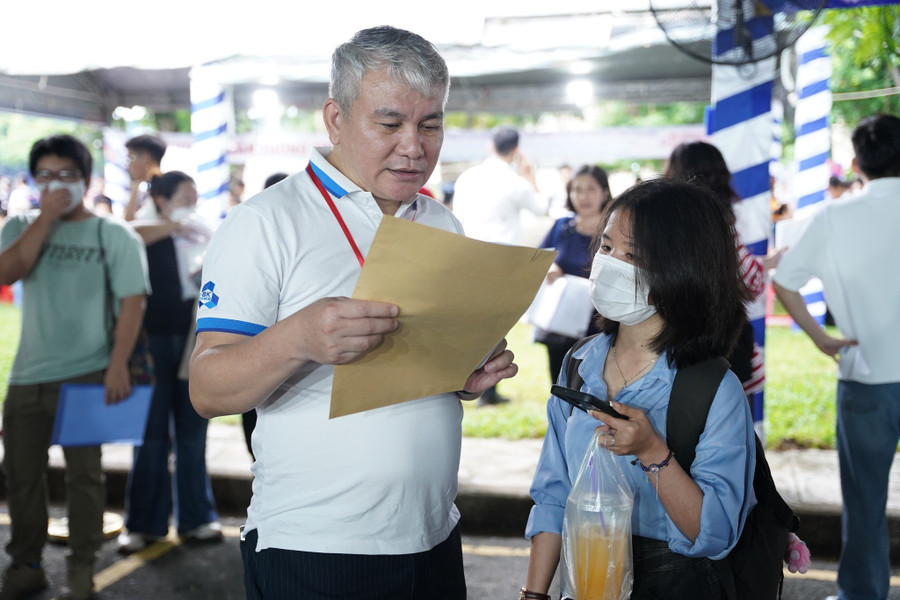 PGS. TS. Bùi Hoài Thắng - Trưởng phòng Đào tạo Trường Đại học Bách khoa hướng dẫn hồ sơ cho tân sinh viên. Ảnh: HCMUT bk4.jpg
