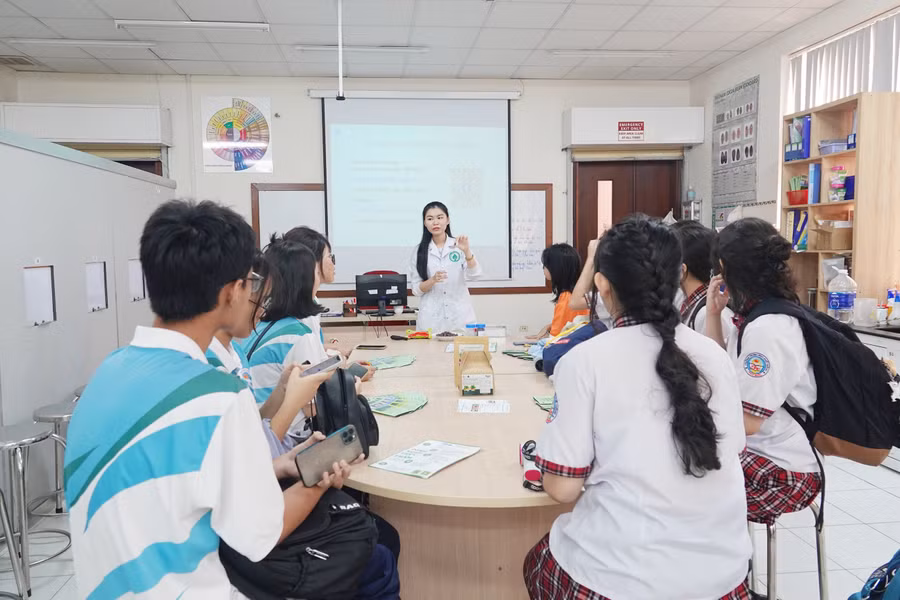 Học sinh THPT trải nghiệm môi trường học tập tại trường đại học.