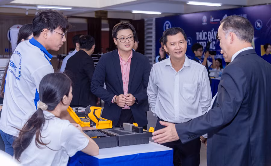 Triển lãm sản phẩm nghiên cứu Trường Đại học Sư phạm Kỹ thuật TPHCM và doanh nghiệp trong khuôn khổ hội nghị và triển lãm "Thúc đẩy hợp tác ba nhà trong lĩnh vực công nghiệp". Ảnh: HCMUTE