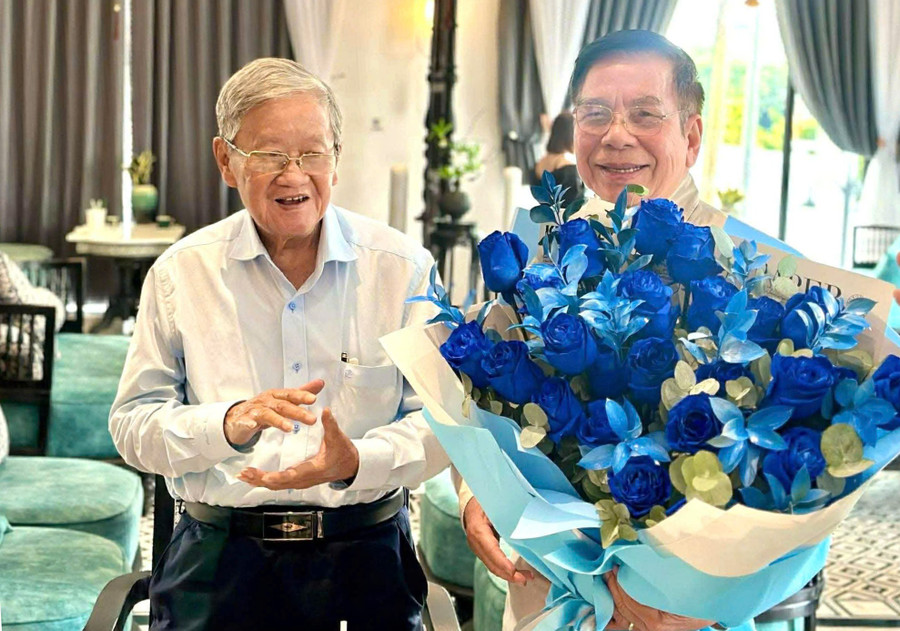 Nhà giáo Trương Song Đức (trái) trong ngày sinh nhật 83 tuổi. Ảnh: L.N.Đ