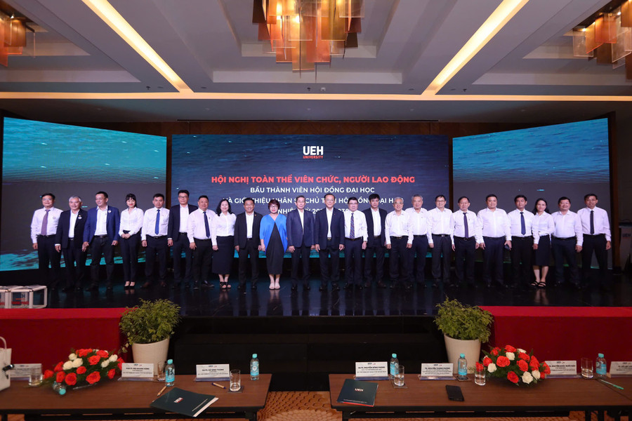 Universitätsrat der Ho Chi Minh City University of Economics für die Amtszeit 2025 – 2030. Foto: UEH hoi-dong-dai-hoc-dai-hoc-kinh-te-thanh-pho-ho-chi-minh-ueh-nhiem-ky-2025-2030.jpg