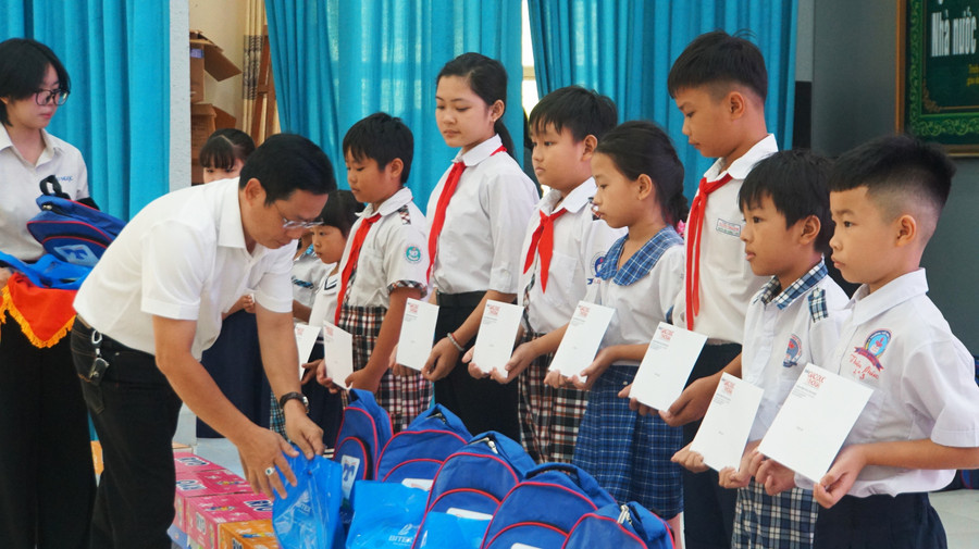 Nhà báo Nguyễn Anh Tú trao quà và học bổng cho học sinh. nha-bao-nguyen-anh-tu-2.jpg