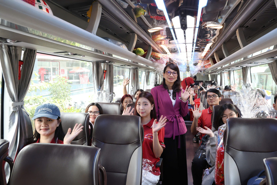 GS.TS Nguyễn Thị Thanh Mai, Giám đốc Đại học Quốc gia TPHCM tiễn sinh viên về quê trên các chuyến xe "Hành trình mùa xuân". Ảnh: Khắc Hiếu.