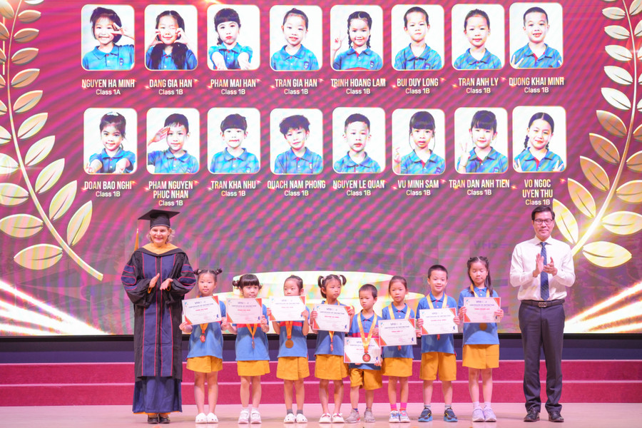 TS Trần Trọng Đạo và ThS Miekk-Oja Suvi Kristiina trao chứng nhận hoàn thành năm học 2024-2025 và chứng nhận hoàn thành các bậc học cho học sinh. tong-ket-2024-2025-19-of-58.jpg