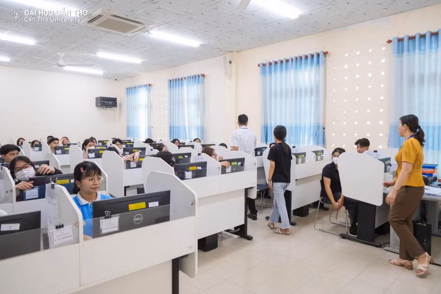 Thí sinh dự kỳ thi đánh giá năng lực trên máy tính V-SAT 2025 tại Đại học Cần Thơ. Ảnh: CTU