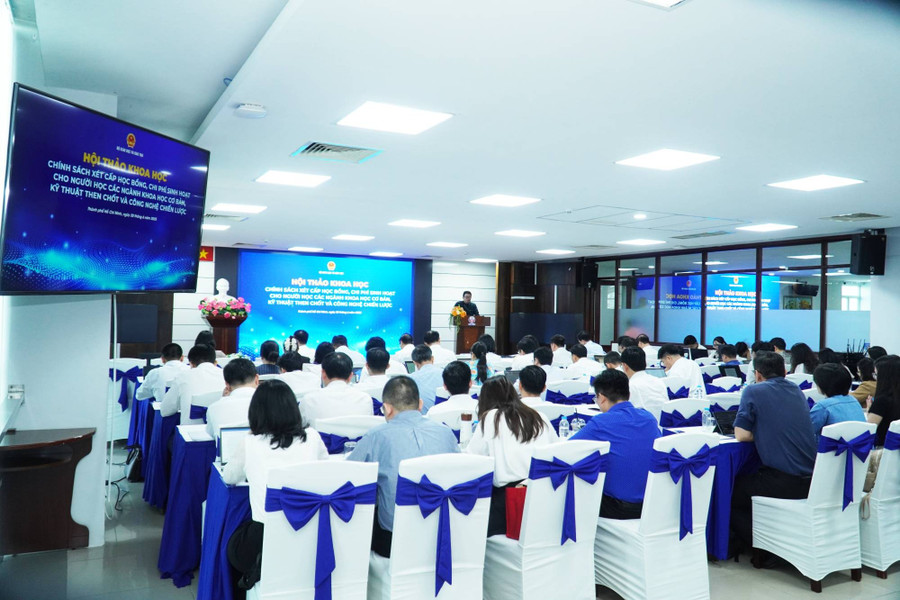 Ông Ngô Văn Thịnh trình bày đề dẫn một số nội dung chính sách. Ảnh: Mạnh Tùng ong-ngo-van-thinh-2-1.jpg