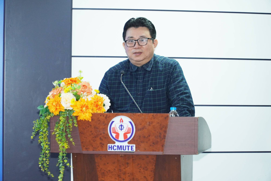 Ông Ngô Văn Thịnh, Phó Vụ trưởng Vụ Kế hoạch – Tài chính (Bộ GD&ĐT) trình bày tại hội thảo. Ảnh: Mạnh Tùng ong-ngo-van-thinh-1.jpg