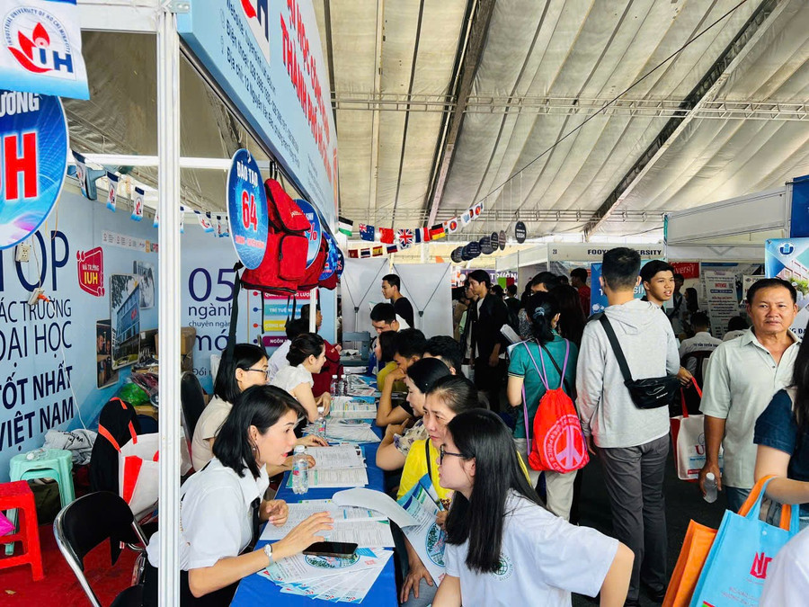Thí sinh tìm hiểu thông tin tại gian hàng tư vấn của Trường Đại học Công nghiệp TPHCM. Ảnh: T.T cong-nghiep.jpg