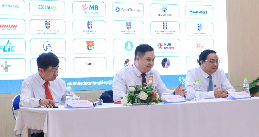Đại diện Trường Đại học Ngân hàng TPHCM công bố sự kiện thường niên Ngày hội Thực tập và Việc làm HUB. Ảnh: HUB