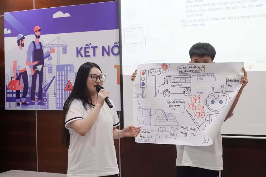 Học sinh thuyết trình về ý tưởng xây dựng "thành phố thông minh". Ảnh: Bùi Diễn