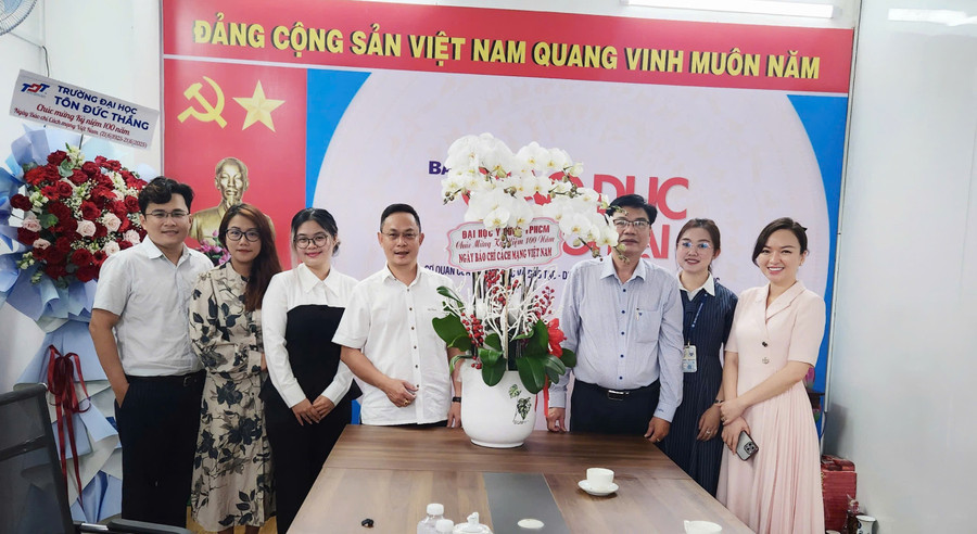 Đoàn đại biểu từ Đại học Y Dược TPHCM và Bệnh viện Đại học Y Dược TPHCM thăm, chúc mừng đơn vị. dhyd.jpg