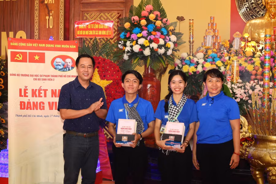 Đảng bộ Trường Đại học Sư phạm TPHCM tổ chức lễ kết nạp đảng viên mới cho 2 quần chúng ưu tú tại Cần Giờ. Ảnh: NTCC.