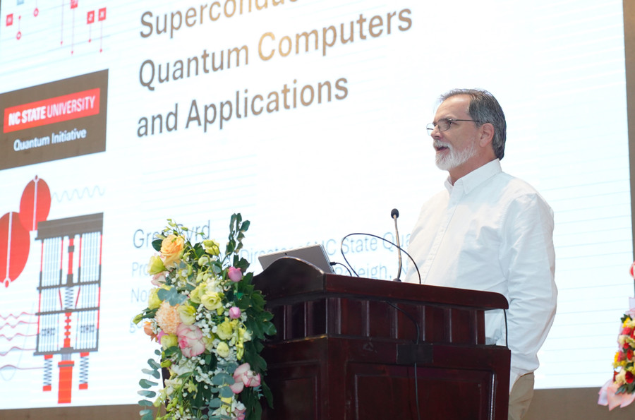 GS. Greg Byrd, Giáo sư tại khoa Kỹ thuật Điện và Máy tính, Đại học Bang Bắc Carolina trình bày tại hội nghị.