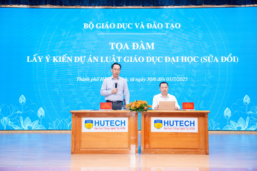 اختتم نائب الوزير هوانغ مينه سون النقاش. الصورة: HUTECH dsc00962.jpg