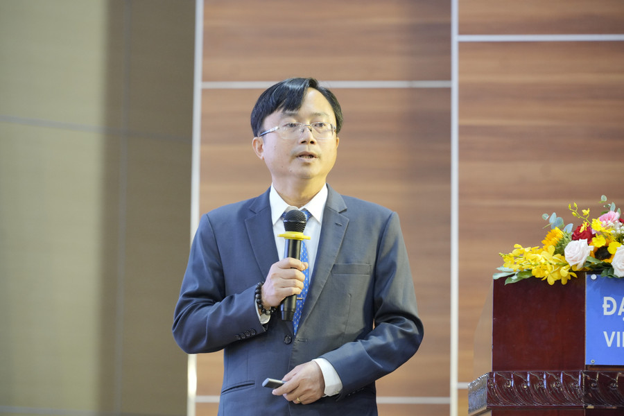 PGS.TS Đỗ Phú Trần Tình, Viện trưởng Viện Phát triển chính sách Đại học Quốc gia TPHCM trình bày tham luận tại hội thảo. Ảnh: ĐHQG TPHCM. ong-do-phu-tran-tinh.jpg