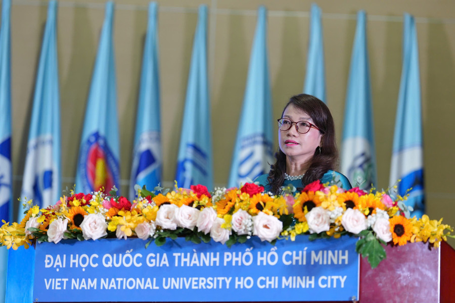 GS.TS Nguyễn Thị Thanh Mai, Phó Giám đốc Đại học Quốc gia TPHCM phát biểu tại lễ khai khóa năm 2025. Ảnh: VNUHCM