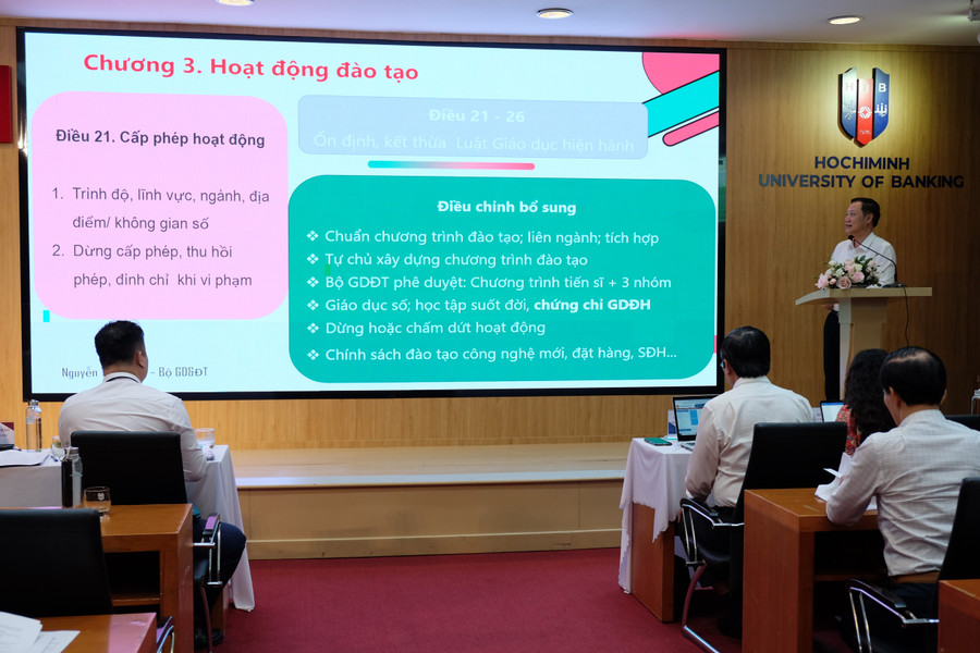 Ông Nguyễn Tiến Thảo, Vụ trưởng Vụ Giáo dục Đại học (Bộ GD&ĐT) trình bày những điểm chính của Luật Giáo dục đại học (sửa đổi). dscf0029.jpg