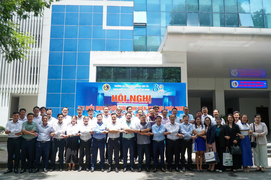 Đại diện nhà trường cùng các đại biểu của mạng lưới cựu sinh viên. Ảnh: UTC2 dai-bieu.jpg