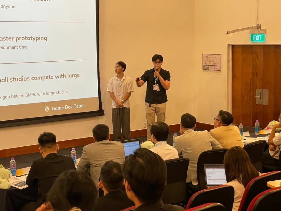 Sinh viên thuyết trình ý tưởng tại vòng chung kết cuộc thi. Ảnh: Phúc Uyên