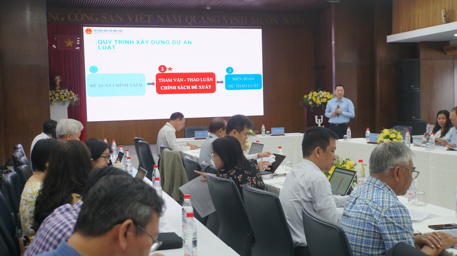 Ông Nguyễn Tiến Thảo trình bày thuyết minh quy phạm hóa chính sách của dự án Luật Giáo dục đại học sửa đổi. Ảnh: Mạnh Tùng dsc06882.jpg