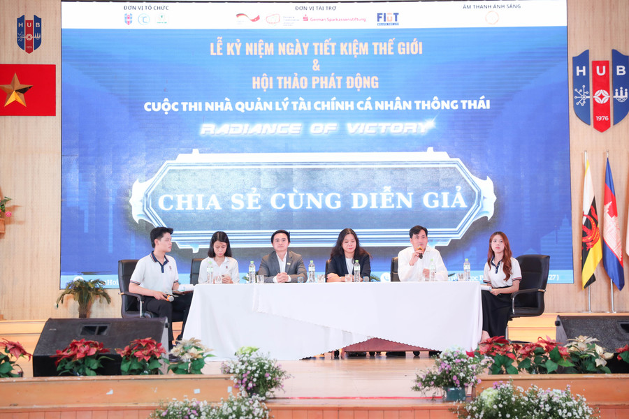 Các diễn giả tại hội thảo trao đổi cùng sinh viên các vấn đề về tài chính, quản lý tài chính cá nhân. dien-gia-2.jpg