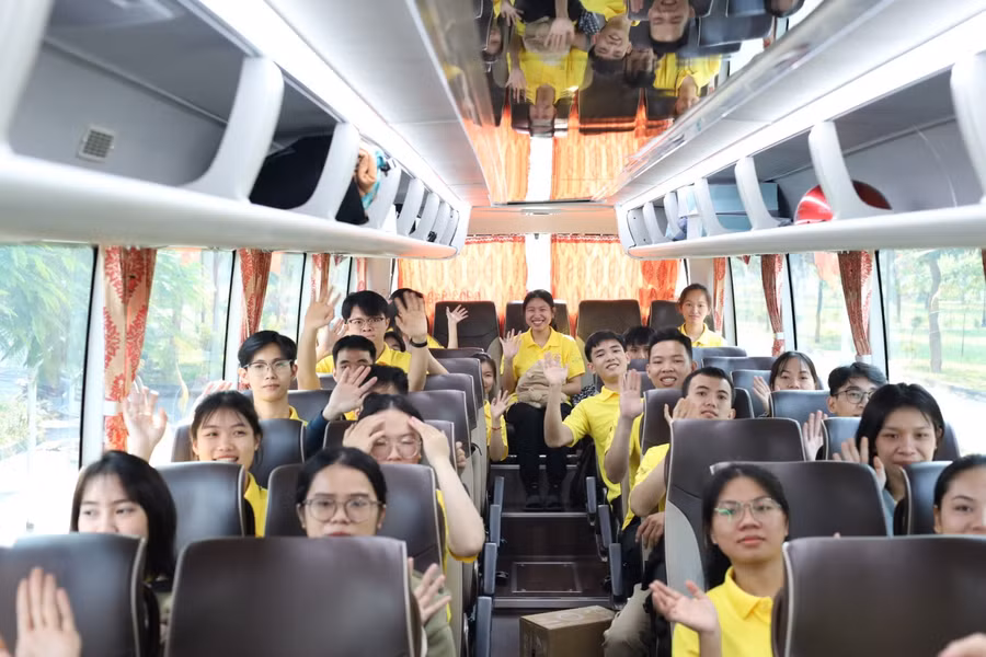 sinh-vien-tren-cac-chuyen-xe.jpg