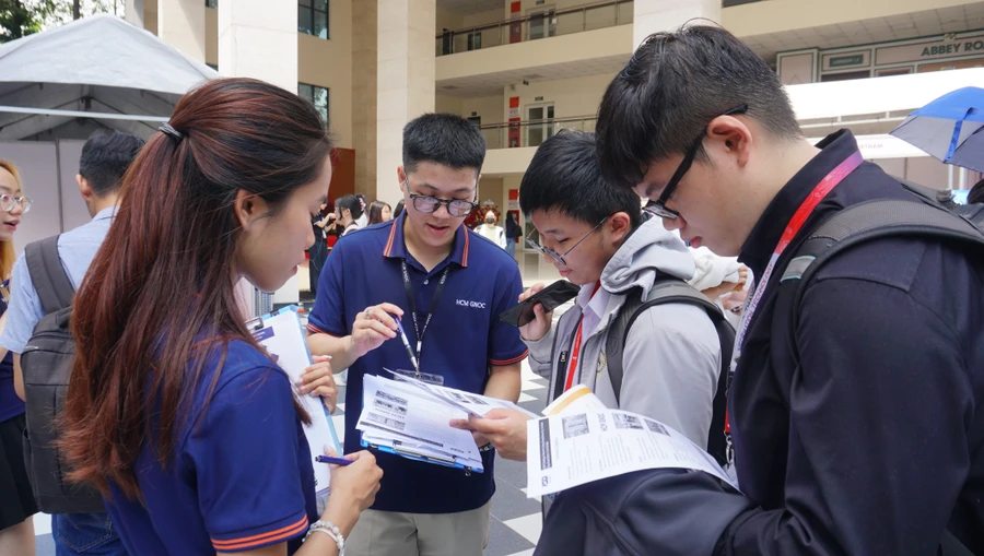 Sinh viên tìm hiểu thông tin nghề nghiệp tại Ngày hội tuyển dụng và kết nối doanh nghiệp lần thứ 1 năm 2025 Trường Đại học Tôn Đức Thắng. Ảnh: TDTU
