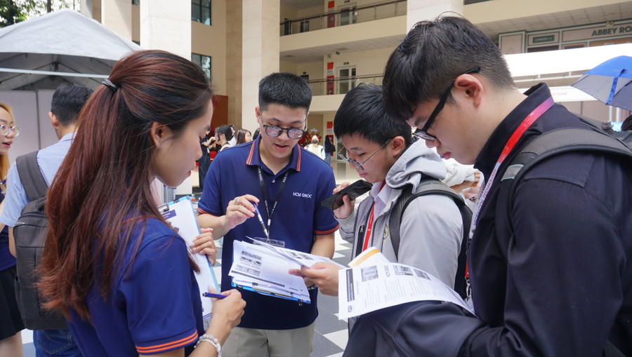 Sinh viên tìm hiểu thông tin nghề nghiệp tại Ngày hội tuyển dụng và kết nối doanh nghiệp lần thứ 1 năm 2025 Trường Đại học Tôn Đức Thắng. Ảnh: TDTU
