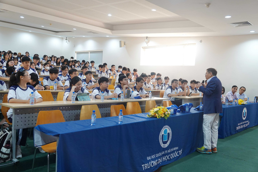 Chương trình thu hút hơn 160 học sinh Trường THPT Hoàng Hoa Thám và hơn 30 sinh viên. Ảnh: Bùi Diễn dsc00712.jpg