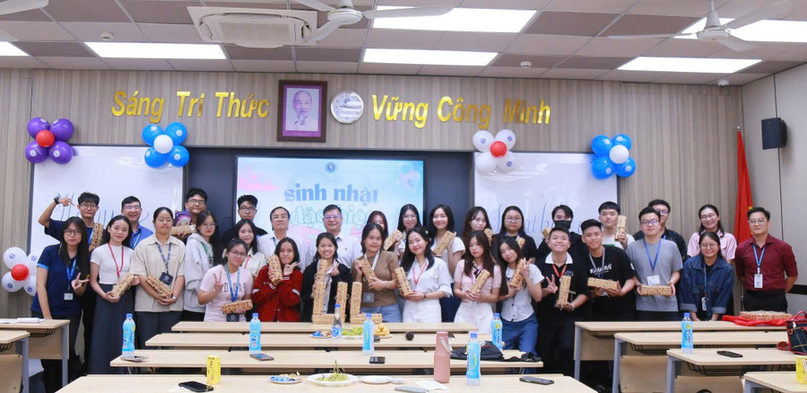 Chương trình “Sinh nhật đặc biệt cùng ULAW” được đông đảo sinh viên hào hứng đón nhận. Ảnh: NTCC 2.jpg