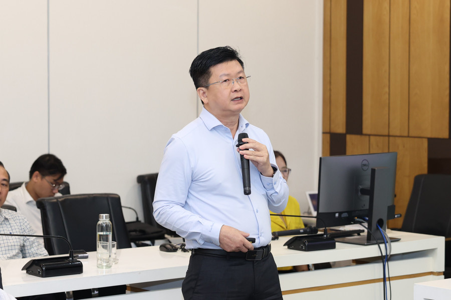 TS. Đinh Công Khải - Phó Giám đốc UEH giới thiệu mô hình UEH City - University Innovation Hub và chương trình “UEH đồng hành cùng bốn Nghị quyết trụ cột của Bộ Chính trị”. Ảnh: UEH 2.jpg