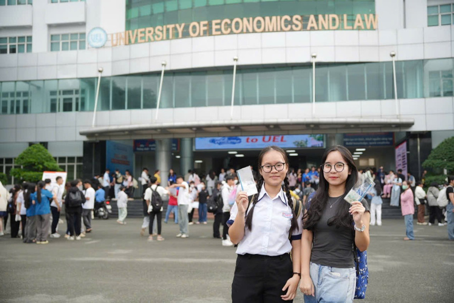 Kỳ thi đợt 2 với sự tham gia của 92.272 thí sinh tại 80 điểm thi thuộc 34 cụm thi, trải dài ở 11 tỉnh, thành phố từ miền Trung đến Tây Nam Bộ. dgnl1.jpg