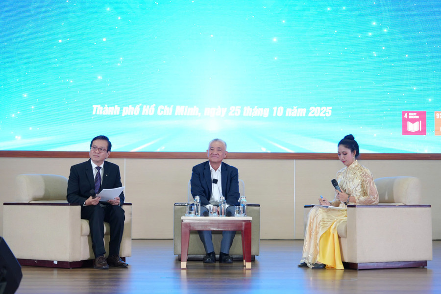 Ông Nguyễn Thanh Mỹ (giữa) chia sẻ về công thức thành công, quá trình biến kiến thức thành tri thức. trao-doi.jpg