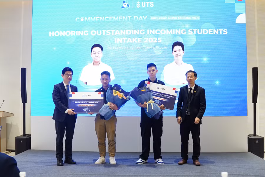 Trường Đại học Bách khoa khen thưởng thủ khoa đầu vào của 2 ngành, gồm Lê Huỳnh Tấn Vũ (thứ hai từ trái qua) và Nguyễn Hữu Nhân. Ảnh: N.Q