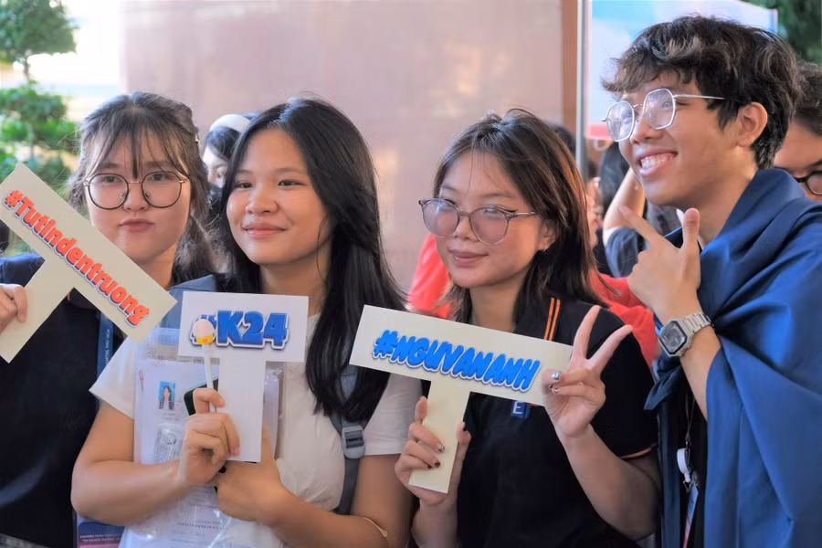 Hinh 4 - TSV hao hung nhap hoc.jpg