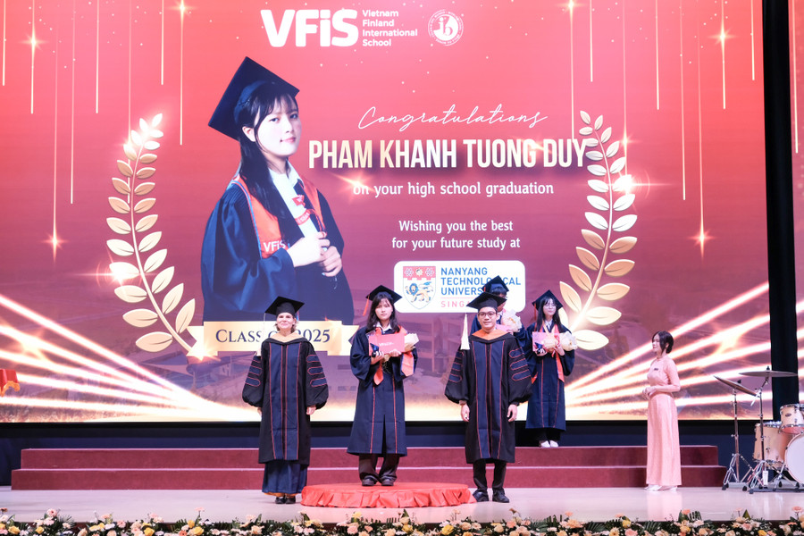 Tại buổi lễ, nhà trường trao giấy chứng nhận hoàn thành năm học và tuyên dương 99 em đạt thành tích học tập xuất sắc. dscf8367.jpg