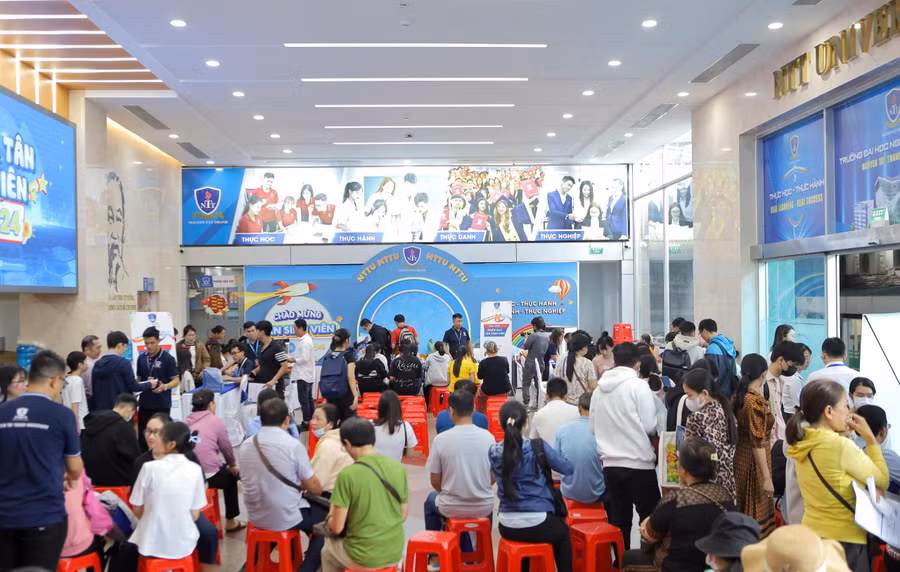 Tân sinh viên Trường Đại học Nguyễn Tất Thành nhập học ngày 19/8. (Ảnh: NTTU)