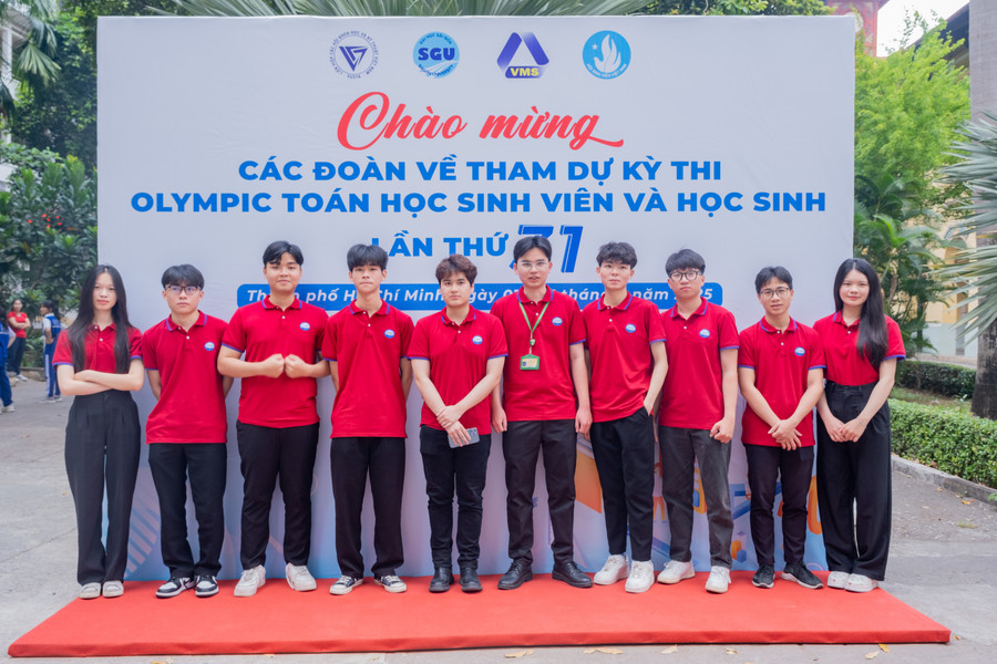 Một đoàn dự thi kỳ thi Olympic Toán học Sinh viên – Học sinh toàn quốc lần thứ 31. Ảnh: SGU