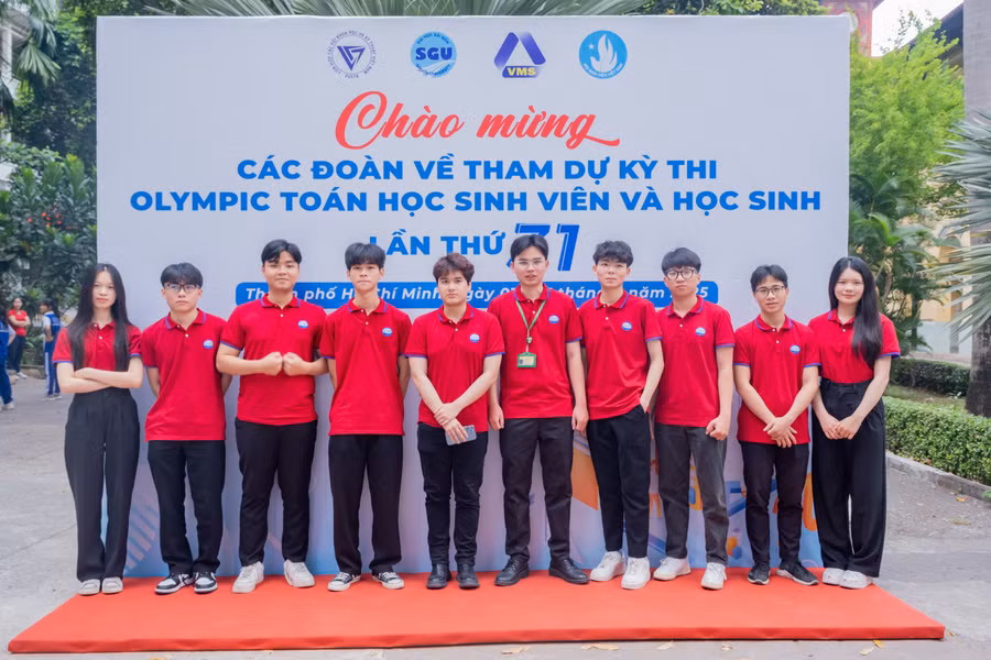 Một đoàn dự thi kỳ thi Olympic Toán học Sinh viên – Học sinh toàn quốc lần thứ 31. Ảnh: SGU