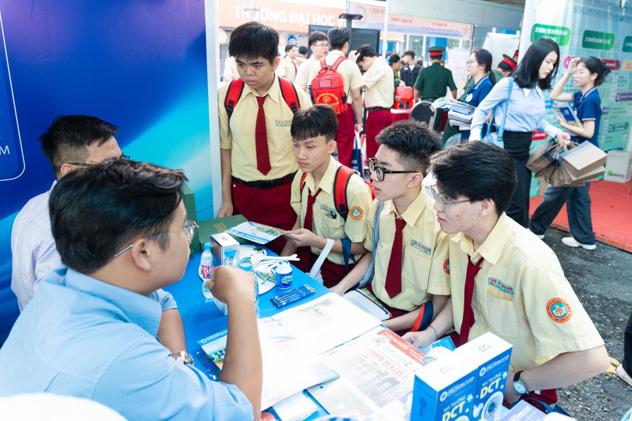 Học sinh tham gia chương trình tư vấn tuyển sinh - hướng nghiệp 2026 tại TPHCM, sáng 8/3.