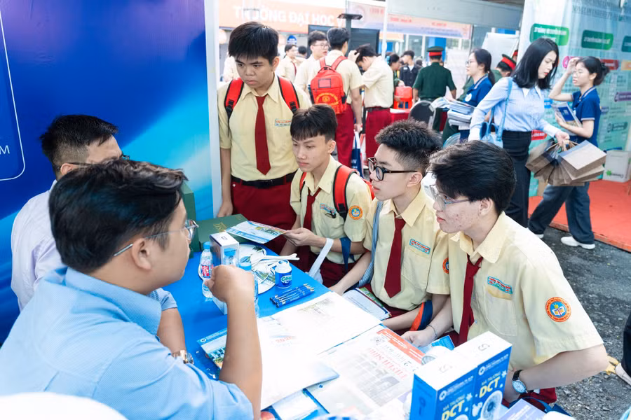 Học sinh tham gia chương trình tư vấn tuyển sinh - hướng nghiệp 2026 tại TPHCM, sáng 8/3.