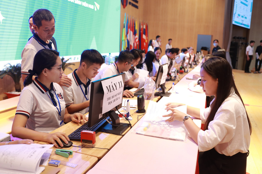 Trường Đại học Ngân hàng TPHCM đón tân sinh viên năm 2025. Ảnh: HUB Trường Đại học Ngân hàng TPHCM đón tân sinh viên năm 2025. Ảnh: HUB