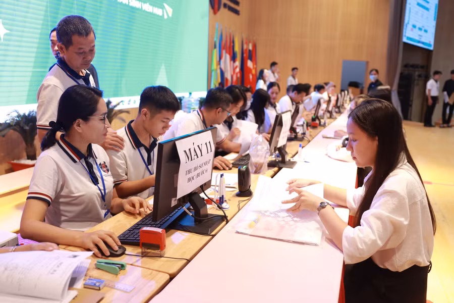 Trường Đại học Ngân hàng TPHCM đón tân sinh viên năm 2025. Ảnh: HUB