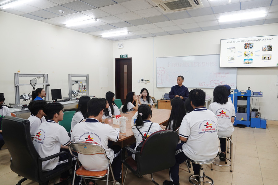 Schülerinnen und Schüler der Oberstufe erleben die Lernumgebung an der Internationalen Universität der Nationalen Universität Ho-Chi-Minh-Stadt. Foto: Bui Dien tai-cau-truc-truong-dai-hoc-5.jpg